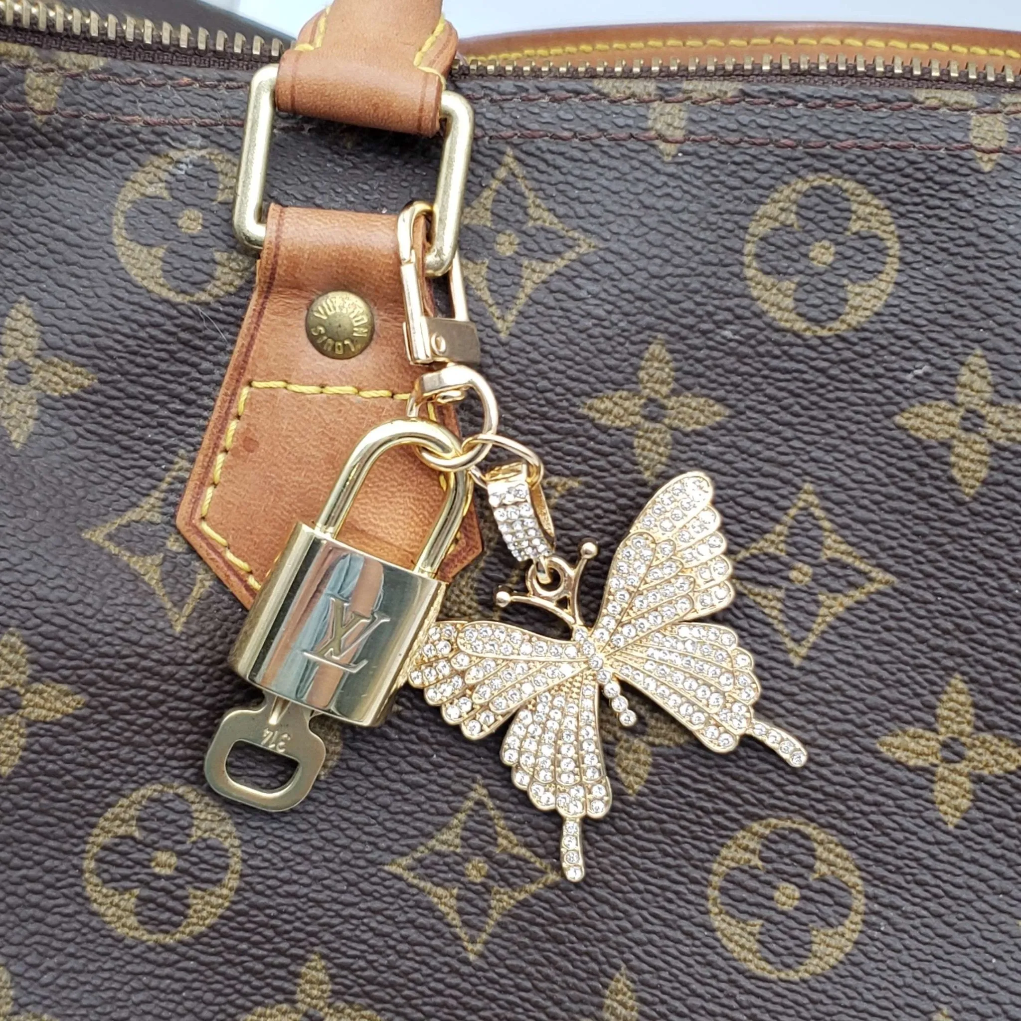 100%  Louis Vuitton Lock and Key with Unbranded Keychain, Keycharm, Bagcharm